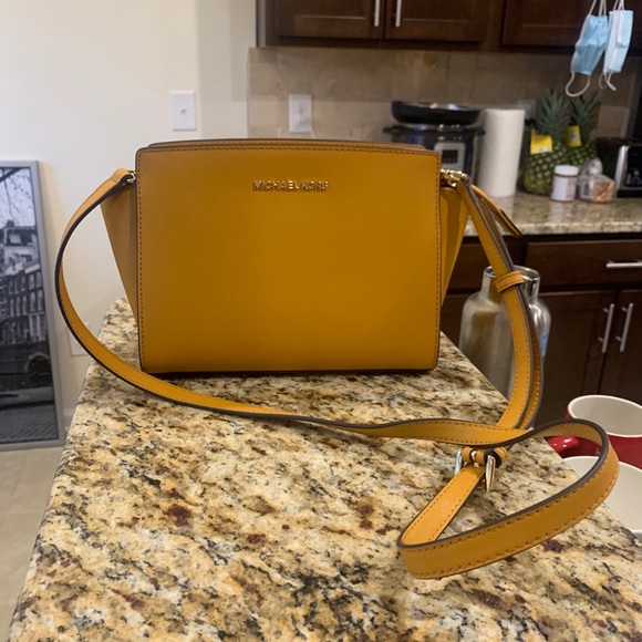 Michael Kors Handbags - NWT michael kors selma medium crossbody bag